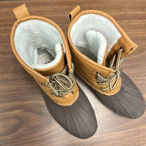 Gently used snow boots